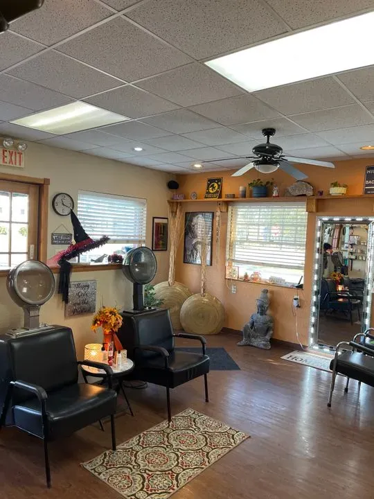 https://cdn.salonspotlight.com/photos/THkZMD1iowZV6zZIzjZr/87d9c549-bbf1-4563-8b85-4e1d64a8c933_720x720