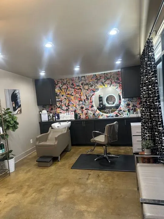 https://cdn.salonspotlight.com/photos/THvSnK7eqiqH1vAVK0Mj/10a2cb3a-44e3-4652-9155-45bb22ed6431_720x720