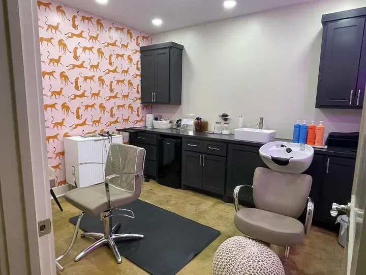 https://cdn.salonspotlight.com/photos/THvSnK7eqiqH1vAVK0Mj/18017d22-f5d4-4010-a212-bd82a839a10e_720x720
