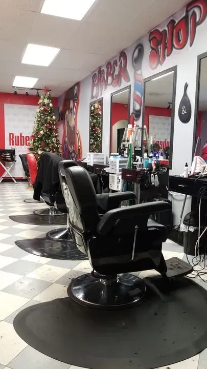 https://cdn.salonspotlight.com/photos/TJjKeuNHSU00H6WZUYBc/15fbdac8-92bf-4b4d-8932-bdc8edf8b2bc_720x720
