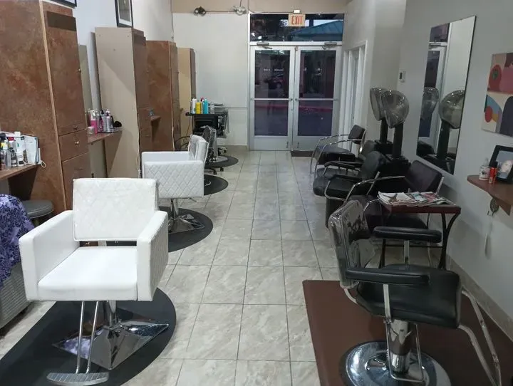 https://cdn.salonspotlight.com/photos/TKAz8odmPwdMprQxHTbX/80ba393c-353d-4df0-af35-dc9202eff9c3_720x720