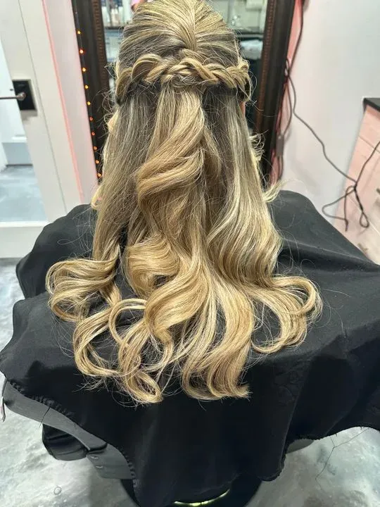 https://cdn.salonspotlight.com/photos/TKetGs9LqIYpn0bxpgYz/8c74e56f-fc2f-4203-8296-90f04ef9f633_720x720