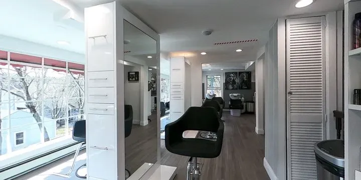 https://cdn.salonspotlight.com/photos/TL9aazLwiwnZ9msWsnyB/b49f2d3d-66f9-4f78-823d-1e6573ec684e_720x720
