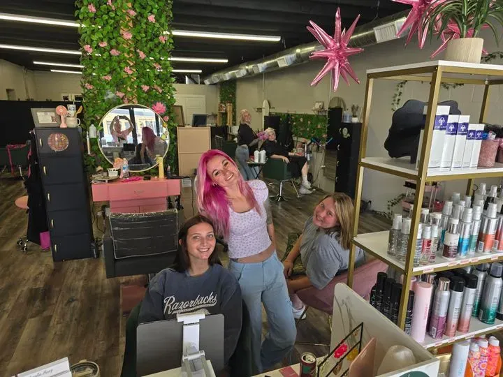 https://cdn.salonspotlight.com/photos/TMOx2ur1tTmvXSFib0bP/1536ce45-4bc4-4ce4-90de-0bc7f266b5e9_720x720