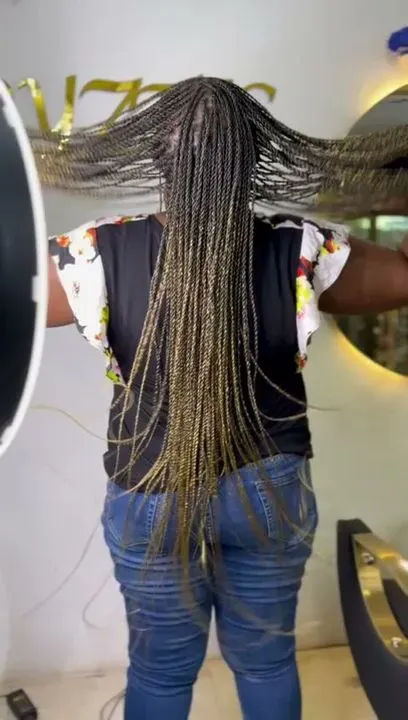 https://cdn.salonspotlight.com/photos/TNsGAQcuAoNzjgpdutas/d2561e00-d1fd-4988-957d-b691232d0f76_720x720