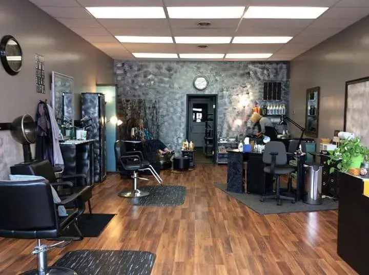 https://cdn.salonspotlight.com/photos/TO1r0CbELXUOO30PJmTx/af539d48-0ef9-4d59-a386-19bc1235cd12_720x720