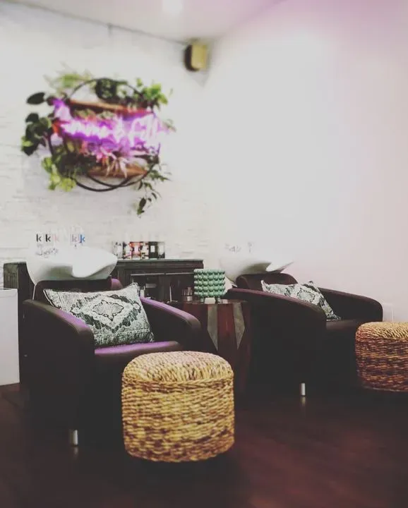 https://cdn.salonspotlight.com/photos/TP8JUoHJrQmgi6NAvKXw/014cca56-3ec1-4cd9-a471-1bbe5b2f18d3_720x720