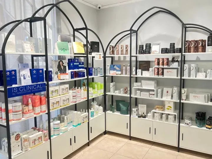 https://cdn.salonspotlight.com/photos/TPIzTS8NcjZCGoy5Xv8p/38617aa1-8d4a-46d3-ad82-b158c30cdfb7_720x720