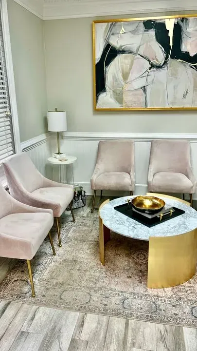 https://cdn.salonspotlight.com/photos/TTeFyPrbfupM1PFSnUj9/179f5f5c-3c4e-40a5-b910-5a7ce351b01f_720x720