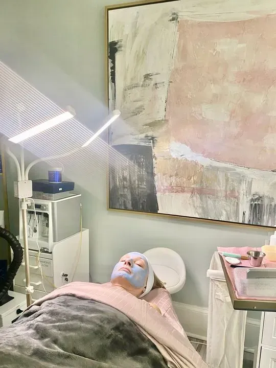 https://cdn.salonspotlight.com/photos/TTeFyPrbfupM1PFSnUj9/81dd7fc4-e4ad-446f-b461-818f1b41519c_720x720