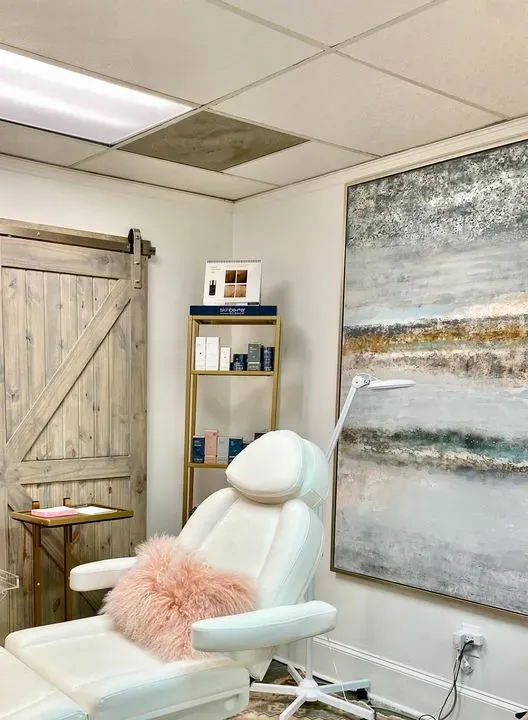 https://cdn.salonspotlight.com/photos/TTeFyPrbfupM1PFSnUj9/f382b452-1123-4368-aa5f-f91043bac6c7_720x720