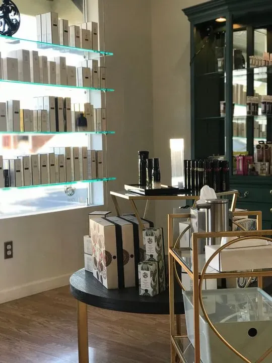 https://cdn.salonspotlight.com/photos/TVRVF7euZZVAnytfhmeO/4169b05b-b09f-4533-8cba-5fc6b9568a20_720x720