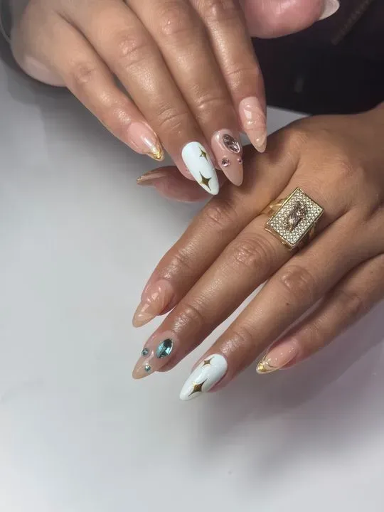 https://cdn.salonspotlight.com/photos/Tc5W8UTSuZu4jSC0i4qk/ea82737a-71ca-47fb-aa49-1c1e5eec8e87_720x720