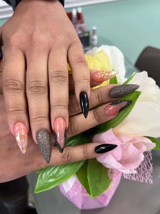https://cdn.salonspotlight.com/photos/TdGC5G2VWAdcdRAc3Ffy/bd8e9822-8cf4-4a47-b4cd-bd75e13e83ba_720x720