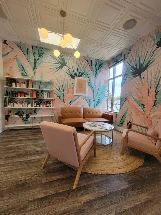 https://cdn.salonspotlight.com/photos/TewtRMFk0jjlwwHT2VjE/39e0a892-3822-4311-8d04-10daa328a7d4_720x720