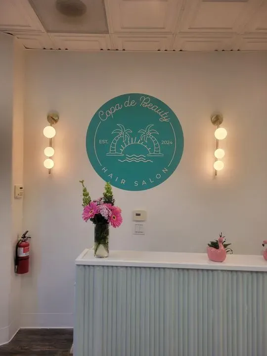 https://cdn.salonspotlight.com/photos/TewtRMFk0jjlwwHT2VjE/a4ec945e-923b-435a-bcdf-030b7760e1e2_720x720