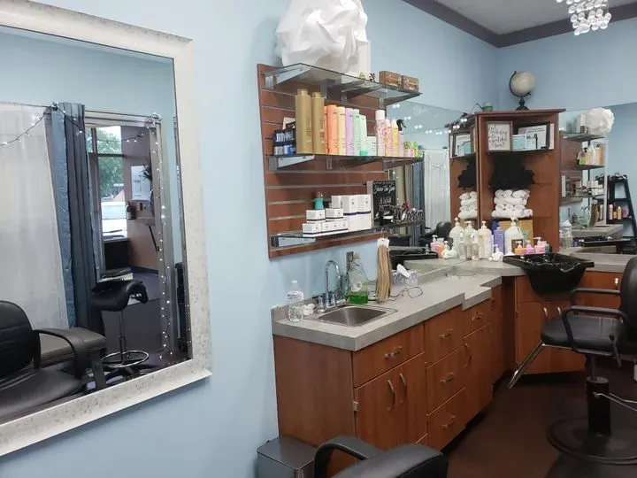 https://cdn.salonspotlight.com/photos/TfuoLH081hzqVr4VtVlm/5b7022ad-9992-41f7-a630-6f357bfebc35_720x720