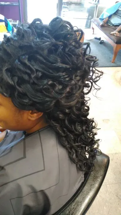 https://cdn.salonspotlight.com/photos/TfvKNn0PMDbHXbEwnbv5/3a54d2b6-200f-4180-a15f-4d42410b360b_720x720