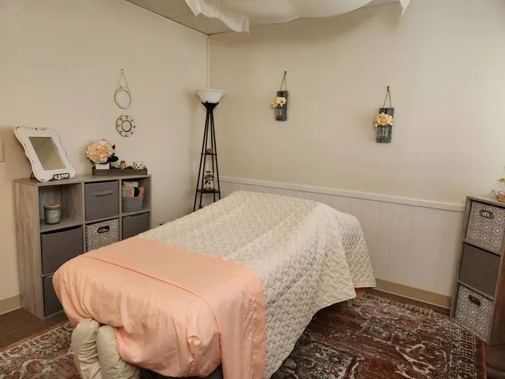 https://cdn.salonspotlight.com/photos/TgdkKP6E4bpk7cRUQH6E/a8f56bf3-12cb-4764-b7e6-a9adb8d6d172_720x720