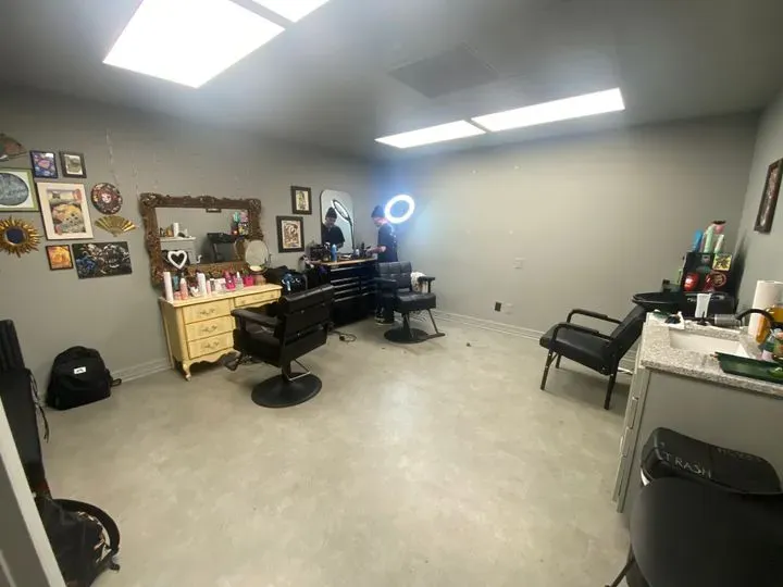 https://cdn.salonspotlight.com/photos/ThJydM7NUxjhX2rW26vp/a8d0ee52-178f-4051-b69d-d25923237575_720x720