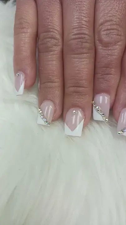 https://cdn.salonspotlight.com/photos/TijH0jWJ7hOuFEVOozgi/2272e4bf-a7a0-469d-bd87-07cbbb12b409_720x720