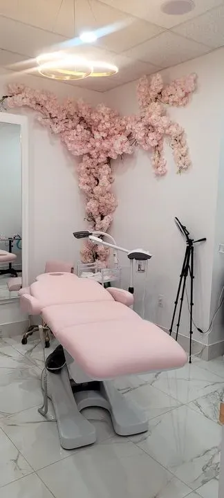 https://cdn.salonspotlight.com/photos/TmYCokKCFvQXv070jFfS/59bf8284-97aa-47bf-bedb-895f08f8a7a2_720x720
