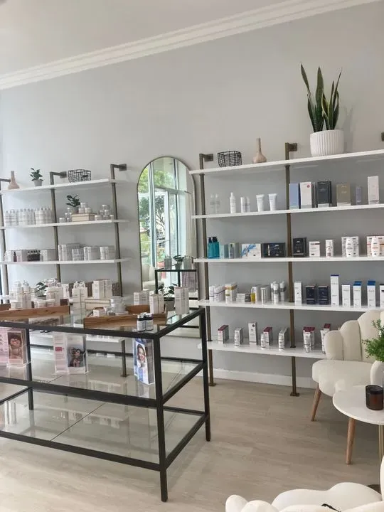 https://cdn.salonspotlight.com/photos/Tmg6PKNntNHgnrTd4AyW/83317957-065e-4d60-b440-e5634cfc49c9_720x720