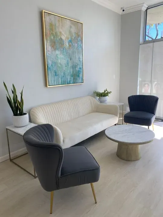 https://cdn.salonspotlight.com/photos/Tmg6PKNntNHgnrTd4AyW/cee24894-2cde-4898-bc67-fb2f67b14572_720x720