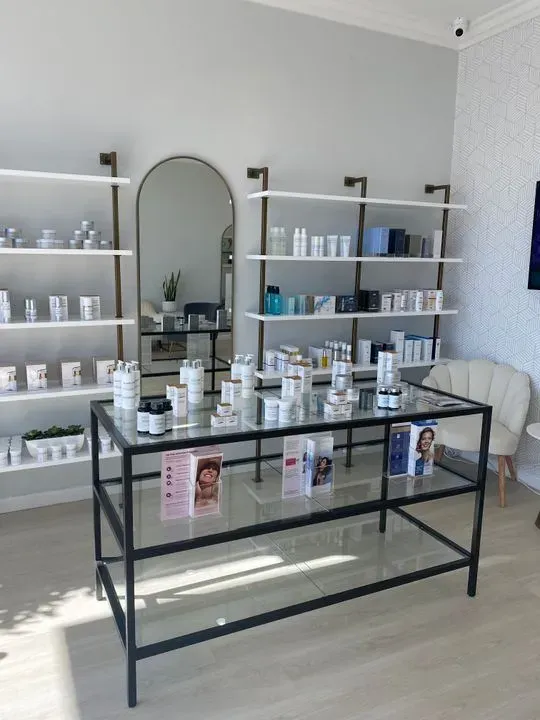 https://cdn.salonspotlight.com/photos/Tmg6PKNntNHgnrTd4AyW/e81125fd-3b3c-4b50-8add-3f07af1c1405_720x720