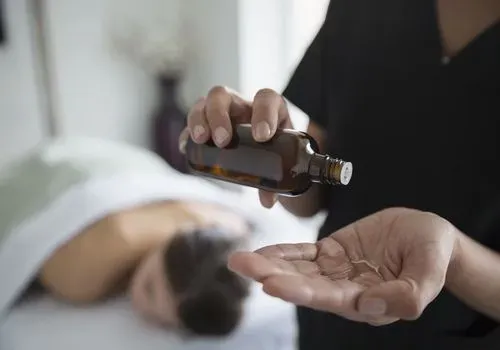 https://cdn.salonspotlight.com/photos/ToGSTbLJbWjV82nhBXLu/66abec70-588e-4b3a-8dcc-0d8035e841c9_720x720