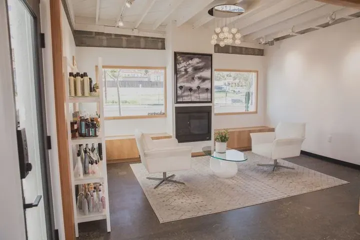 https://cdn.salonspotlight.com/photos/TotsSoJxAsMrRtYlo3c4/1061b9b4-5b6d-4669-9f7c-c9624eafe7f0_720x720