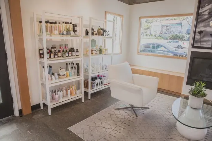 https://cdn.salonspotlight.com/photos/TotsSoJxAsMrRtYlo3c4/63ea6284-892c-4117-9f2e-584c319a1d4e_720x720