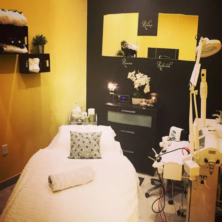https://cdn.salonspotlight.com/photos/TpNNmItSdXb8pOumwI4U/74bb5ad7-3197-4c24-806c-811e23812905_720x720