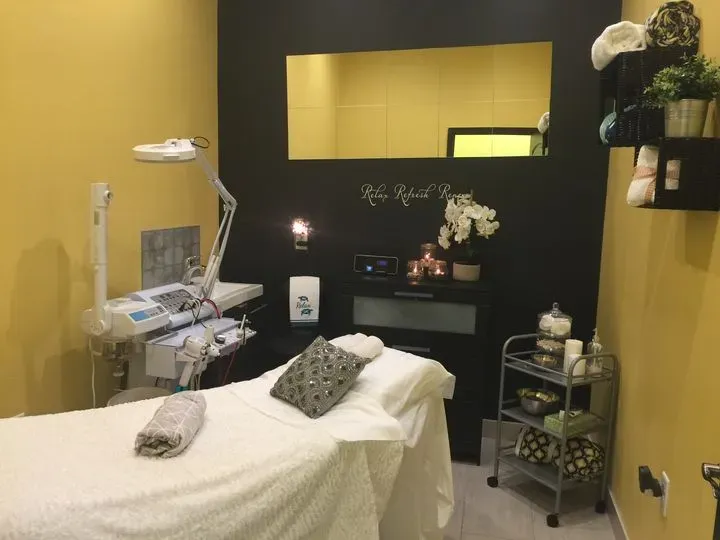 https://cdn.salonspotlight.com/photos/TpNNmItSdXb8pOumwI4U/ed3b5ee9-27be-46f9-a738-76571738b390_720x720