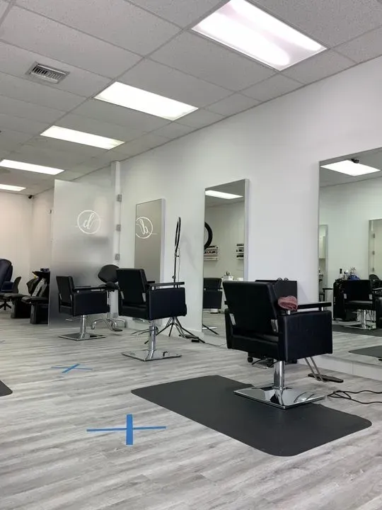 https://cdn.salonspotlight.com/photos/Tqp3CJE5eGPsHarNZGHb/55f91e8c-e2cb-4371-b09d-b28b47303031_720x720