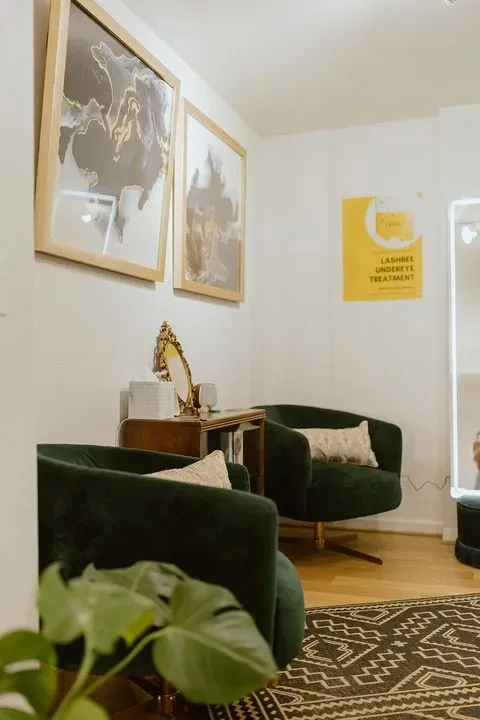 https://cdn.salonspotlight.com/photos/TtaJAwcQOlbsBD2zFKTl/35c5c1bf-0055-4834-a9a5-db2d61c86ae1_720x720