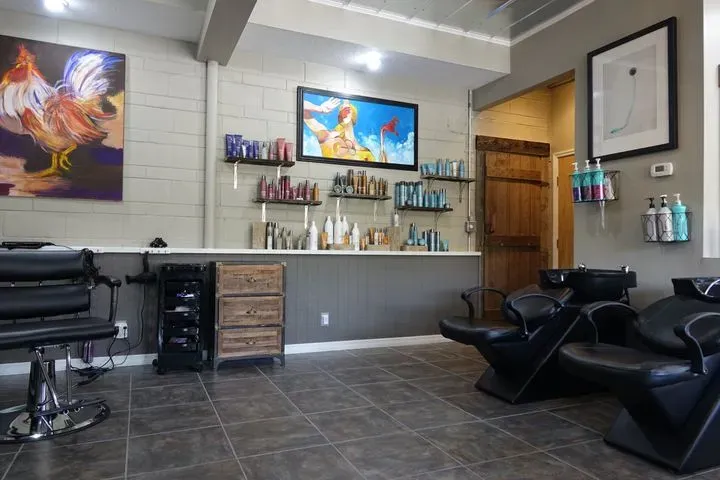 https://cdn.salonspotlight.com/photos/Tu6KrDXEzhd8j5fRn7jE/4f309202-bb08-4bea-a59e-07822a109882_720x720