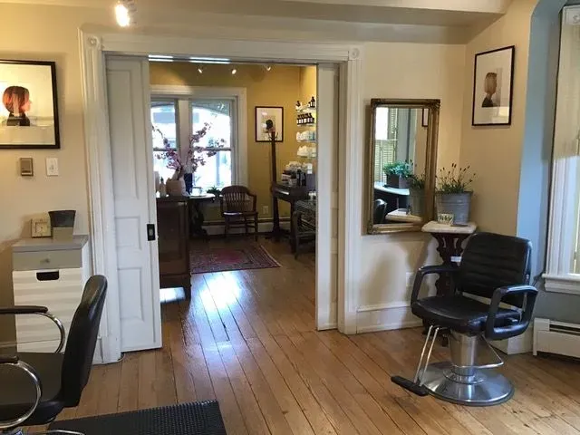 https://cdn.salonspotlight.com/photos/TuVAUXcJsw28zvvFQjL4/3ef4e3cb-95cb-4f40-aef9-f602b28c68f6_720x720