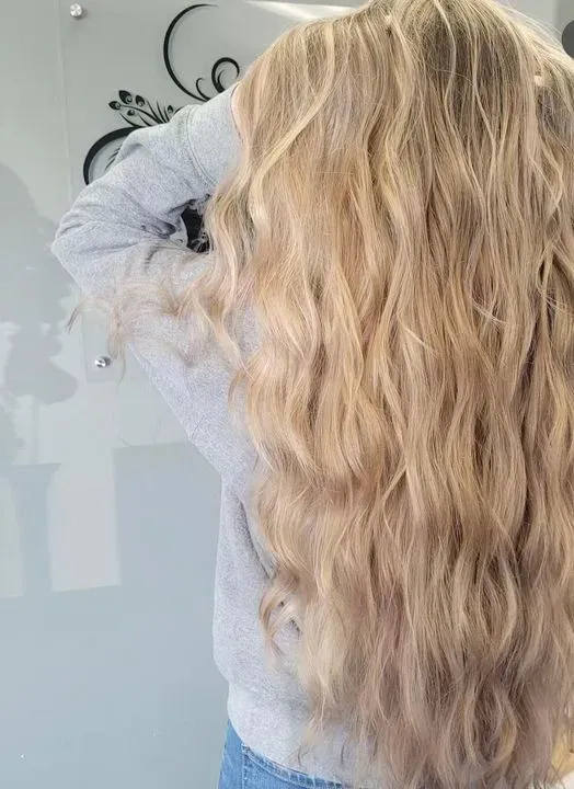 https://cdn.salonspotlight.com/photos/Ty9Vabv5wyVxTNDio9BN/be7e688a-569c-418b-b857-6758a867ede9_720x720