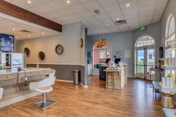 https://cdn.salonspotlight.com/photos/Ty9Vabv5wyVxTNDio9BN/f95a119a-1220-4d6a-b35c-da59413051c9_720x720