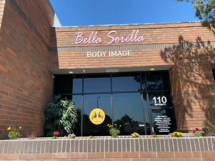 https://cdn.salonspotlight.com/photos/U092ah2xf5FsFflX92cT/6ecf7813-4f46-4f69-923d-8f12dda827a6_720x720