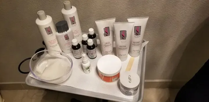 https://cdn.salonspotlight.com/photos/U092ah2xf5FsFflX92cT/6f4c6b0a-1332-4bd2-bba3-9e73f79a0d3e_720x720