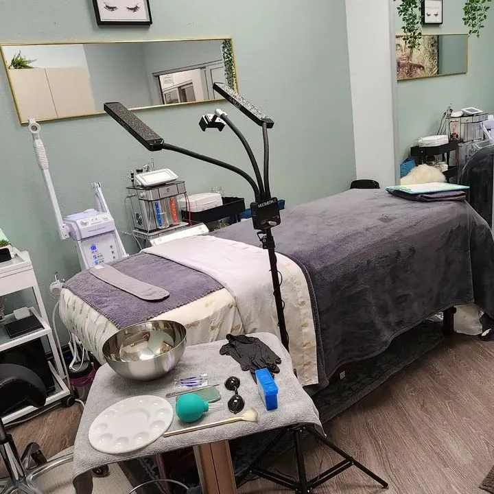 https://cdn.salonspotlight.com/photos/U2HQkSEi7cTqxmXDauvu/67cb2312-f053-418e-a31b-77bb7b32753b_720x720