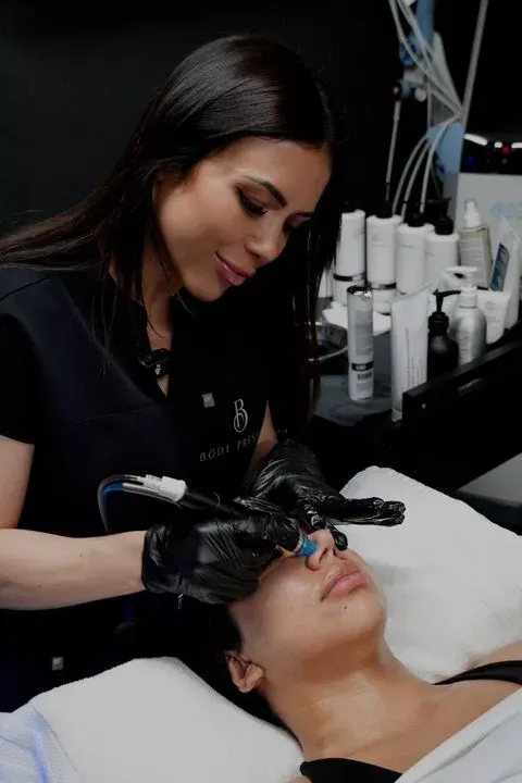https://cdn.salonspotlight.com/photos/U4WdZZzL9Gmy3ERF2dlq/93c9039b-6d8e-4e21-ae9c-2b95dd56b9fd_720x720