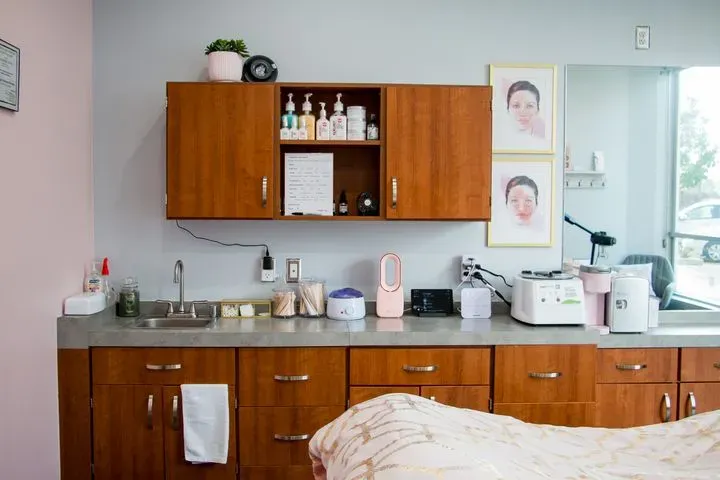https://cdn.salonspotlight.com/photos/U6995BmZdJxMLwlx7OkA/47948eed-2219-4039-97f0-57fc1e9a0f33_720x720