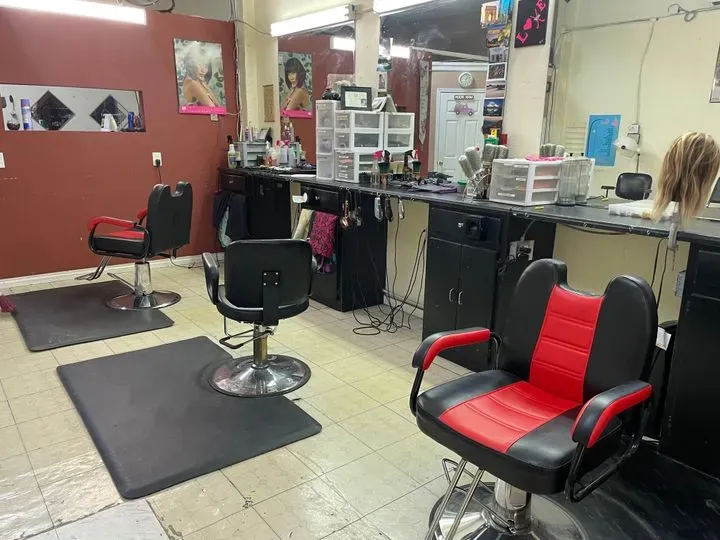 https://cdn.salonspotlight.com/photos/U7K6JSL56WMTWfTvf2tI/9ec778d8-53e7-469d-b721-758574be5478_720x720