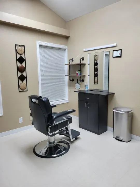 https://cdn.salonspotlight.com/photos/U7z0FBN2mgQzXxhSxAk4/334f0093-723c-4e0f-9a70-cad23b329f0c_720x720