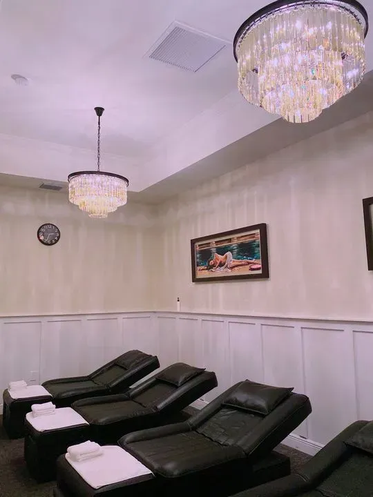 https://cdn.salonspotlight.com/photos/U84iKcJtudq1744FUO6t/c163cf7e-42e5-45b3-a8dd-caba05cae683_720x720