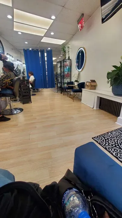 https://cdn.salonspotlight.com/photos/U9KqvkYoHgcyzJP5HoSq/38b83d67-b6da-4395-82d6-8b5015e42370_720x720