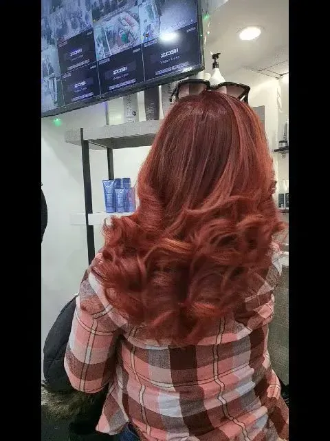https://cdn.salonspotlight.com/photos/U9KqvkYoHgcyzJP5HoSq/6172583d-77c6-4fa1-a617-be5bbf0be401_720x720